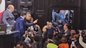 Alito Moreno, dirigente del PRI, enfrenta denuncias y un inminente proceso de desafuero en el Senado.