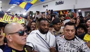 Allan Saint Maximim llegó al Aeropuerto Internacional de la Ciudad de México, recibido por una gran porra de aficionados que esperan su debut como el esperado ``Refuerzo Bomba´´ del América para el torneo Apertura 2025.