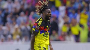 El francés Alan Saint Maximin entró en el segundo tiempo, y anotó el 3-2. 