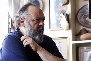 Su legado literario y cultural permanece vivo, aunque falleció reconocido poeta y promotor cultural, inspirando a nuevas generaciones.