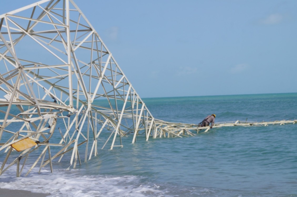 Torre de la CFE en el tramo Isla Aguada Sabancuy a punto de caer