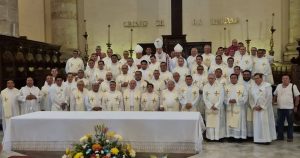 Fieles y sacerdotes acompañan al Arzobispo en su misa de aniversario, marcada por un llamado urgente contra la descomposición social ante el avance de drogas.