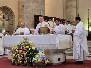 El Arzobispo de Yucatán, Monseñor Gustavo Rodríguez Vega, advierte sobre la descomposición social ante el avance de drogas durante su homilía en la Catedral.