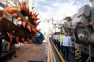 El momento en que Díaz Mena visitó el buque de dragado Fernando Magallanes en el Puerto de Progreso.