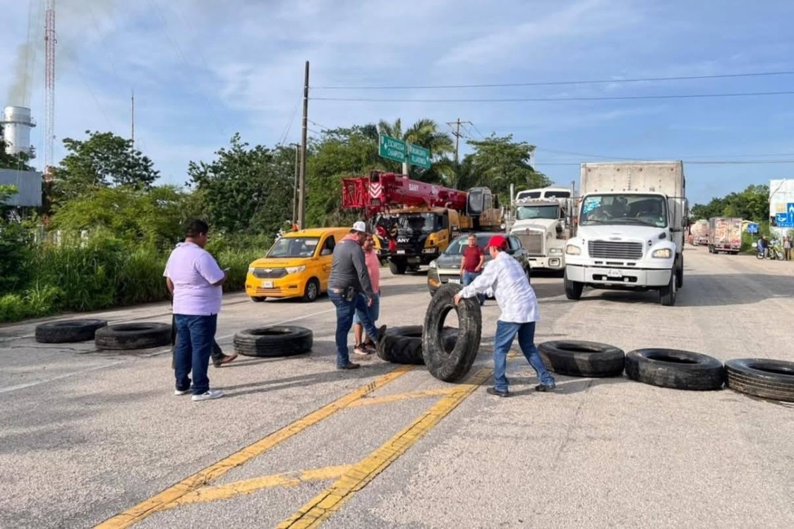 Paliceños bloquean carretera, tramo Santa Adelaida-Escárcega