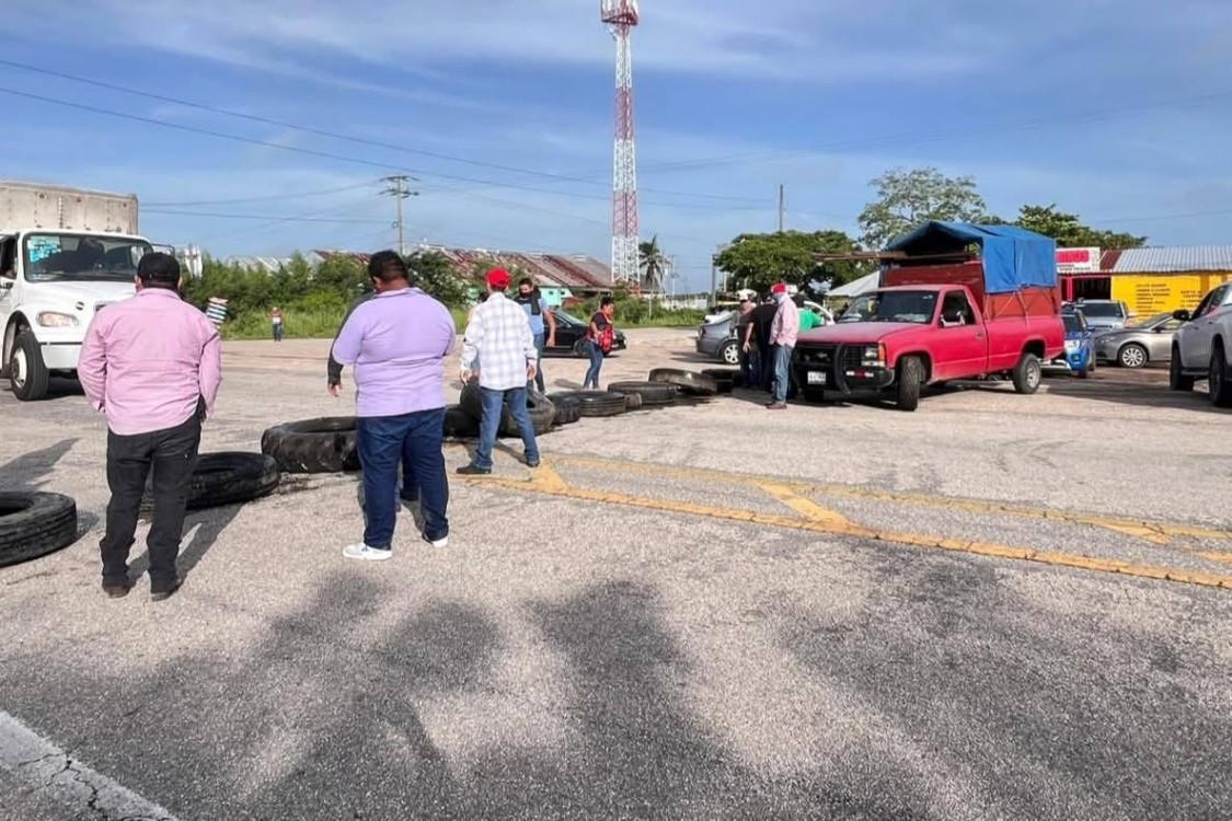 Paliceños bloquean carretera, tramo Santa Adelaida-Escárcega