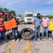 Paliceños bloquean carretera, tramo Santa Adelaida-Escárcega