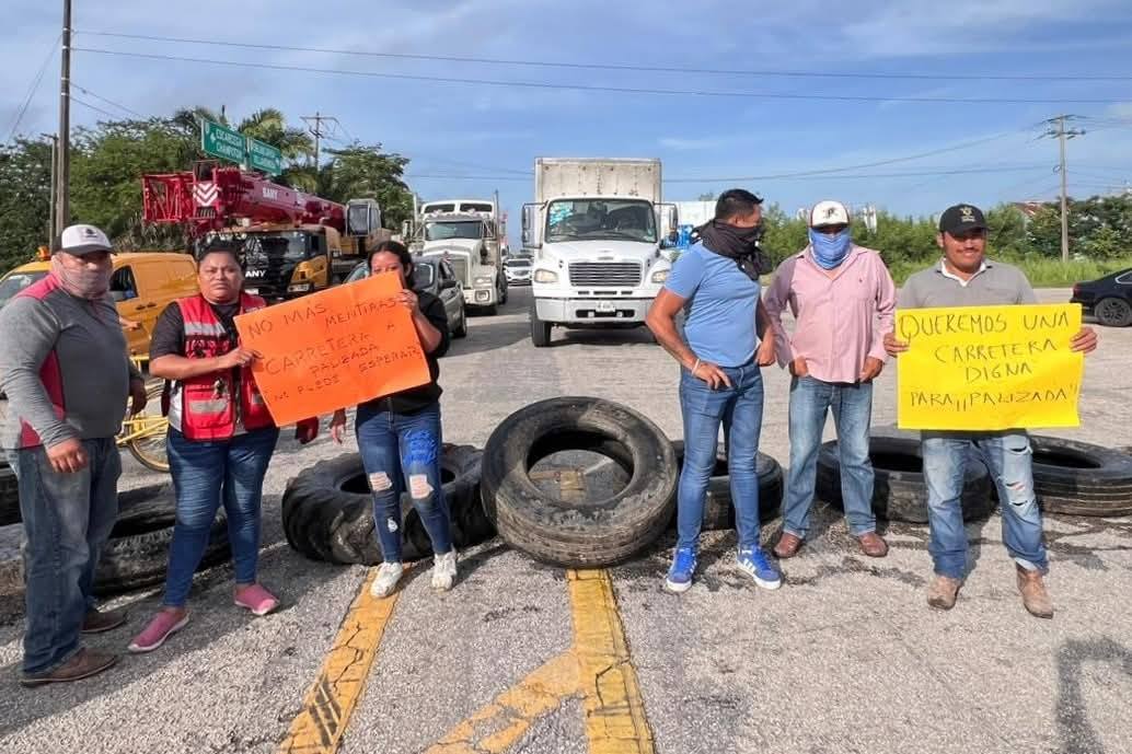 Paliceños bloquean carretera, tramo Santa Adelaida-Escárcega
