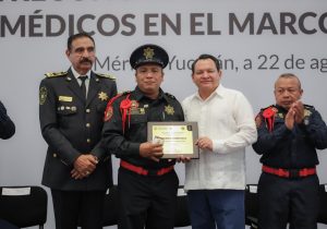 Elementos de la SSP reciben estímulos económicos y reconocimientos durante la ceremonia del Día Nacional del Bombero en Yucatán.