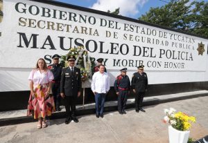 Autoridades estatales y federales acompañan al Gobernador Díaz Mena en la Guardia de Honor y ofrenda floral a los bomberos caídos en cumplimiento de su deber.