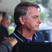 Brasil impone vigilancia permanente a Bolsonaro