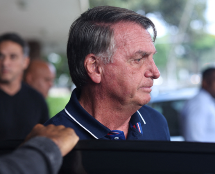 Brasil impone vigilancia permanente a Bolsonaro