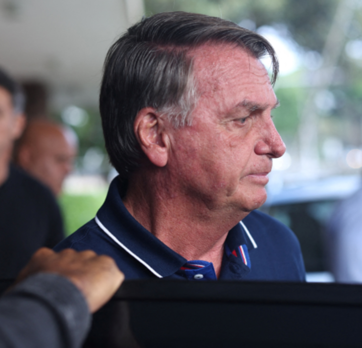 Brasil impone vigilancia permanente a Bolsonaro