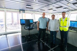 El Gobernador Joaquín Díaz Mena junto al equipo de la draga, reafirmando el compromiso con la modernización y ampliación del Puerto de Altura Progreso.