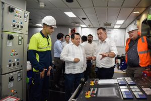 Detalle de las cortadoras y equipos de alto rendimiento que Díaz Mena supervisó durante su recorrido al buque de dragado en Progreso.