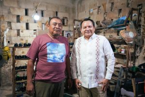 Gobernador Joaquín Díaz Mena visitó a productores de calzado en Ticul como parte del programa que garantiza zapatos y uniformes escolares