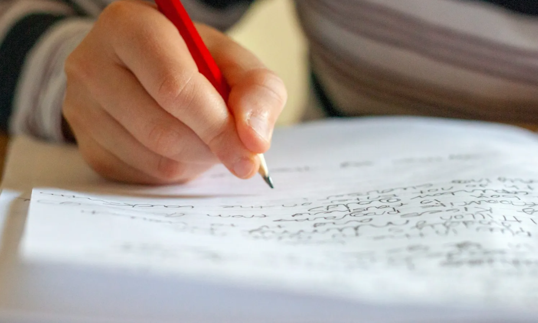 Los beneficios de escribir a mano en el cerebro