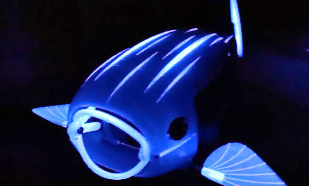 ¿Cómo funciona este pez robot que elimina microplásticos?