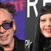 Tim Burton elogia a Lady Gaga por su asombroso trabajo en "Merlina"