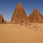 Hallan antiguas pirámides en Europa, son llamadas “tumbas de los gigantes”