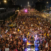 Miles de personas protestan en Tel Aviv, contra la ocupación de Gaza