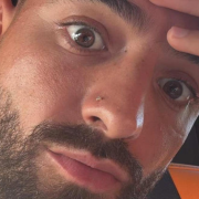 Maluma regaña a fan en concierto por haber llevado a su bebé al evento