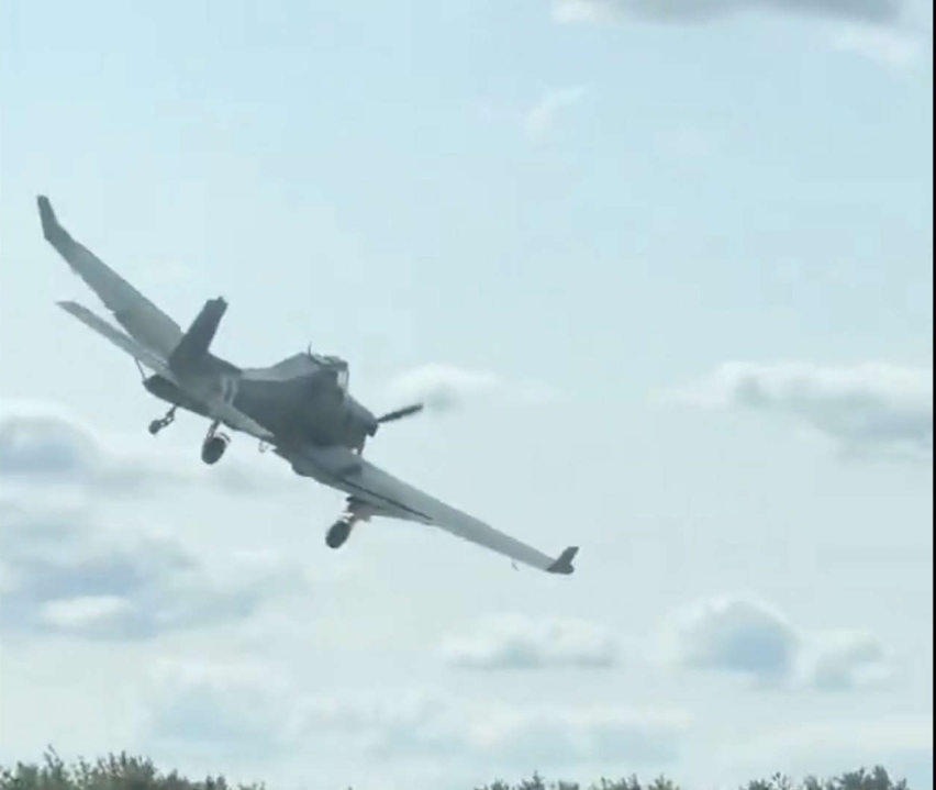 Un avión fumigador convertido en arma de guerra