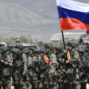 Moscú rompe las defensas ucranianas y amenaza ruta estratégica