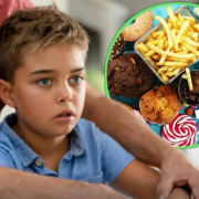 Niño se queda ciego por comer frituras y comida chatarra