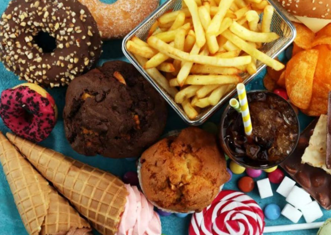 Niño se queda ciego por comer frituras: ¿Cómo afecta la comida chatarra al cuerpo?