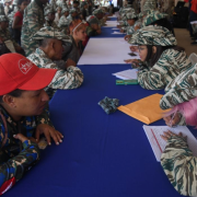 Miles de venezolanos atienden llamado para enlistarse en el ejercito