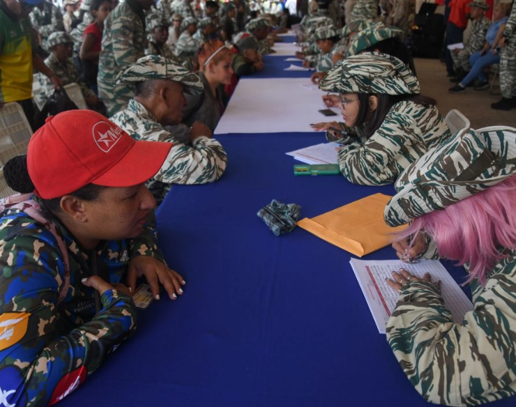 Miles de venezolanos atienden llamado para enlistarse en el ejercito