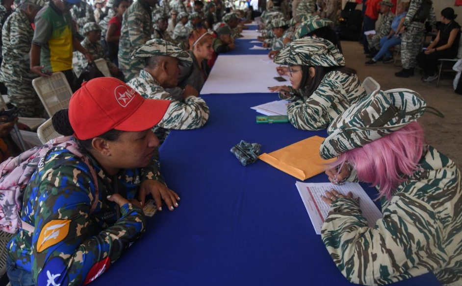 Miles de venezolanos atienden llamado para enlistarse en el ejercito