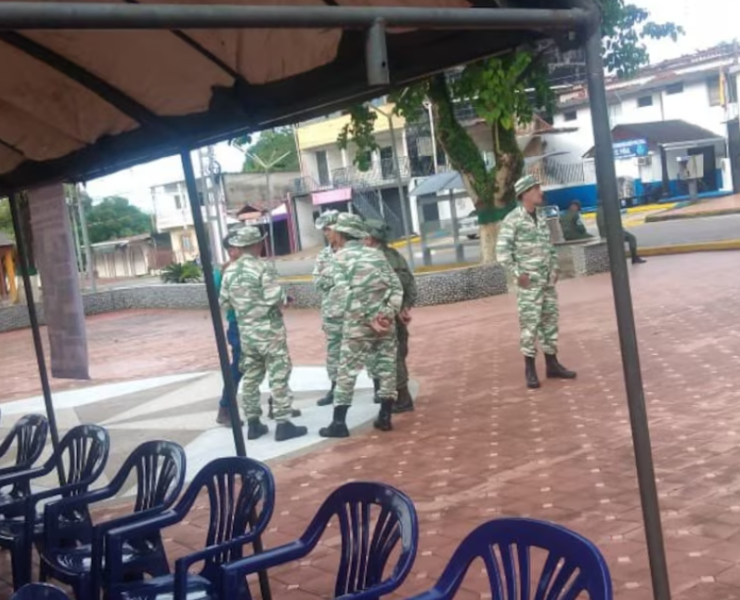 Maduro llama a nueva jornada de alistamiento militar para "defender" a su país