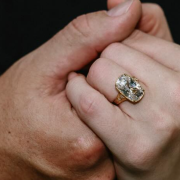 ¿Cuánto cuesta el anillo de Taylor Swift? Kelvis regaló una enorme joya