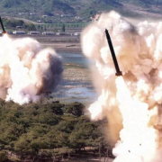 Kim Jong-un prueba nuevos misiles de defensa aérea