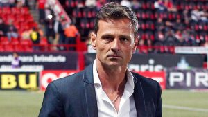 Diego Coca tuvo un regreso amargo como entrenador del Atlas, al empatar a tres goles ante el Querétaro.