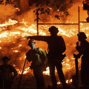 Críticas a Trump por arresto de dos bomberos migrantes