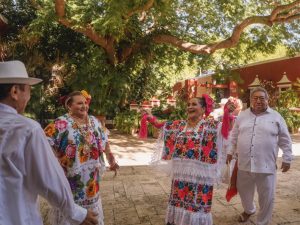Uno de los momentos más esperados será la gran final del certamen “Persona Adulta Mayor 2025”, a realizarse el 29 de agosto, donde se elegirá a la mujer y al hombre que representarán a las y los adultos mayores de Yucatán durante un año