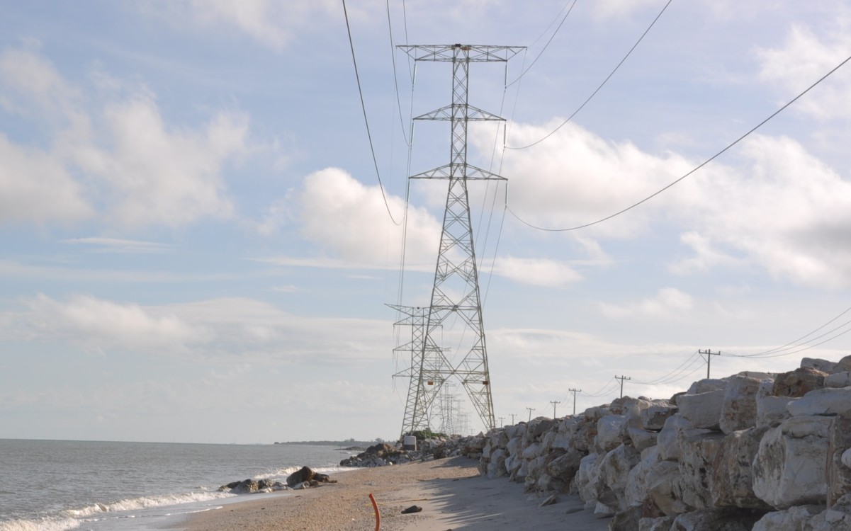 Torre de la CFE en el tramo Isla Aguada Sabancuy a punto de caer