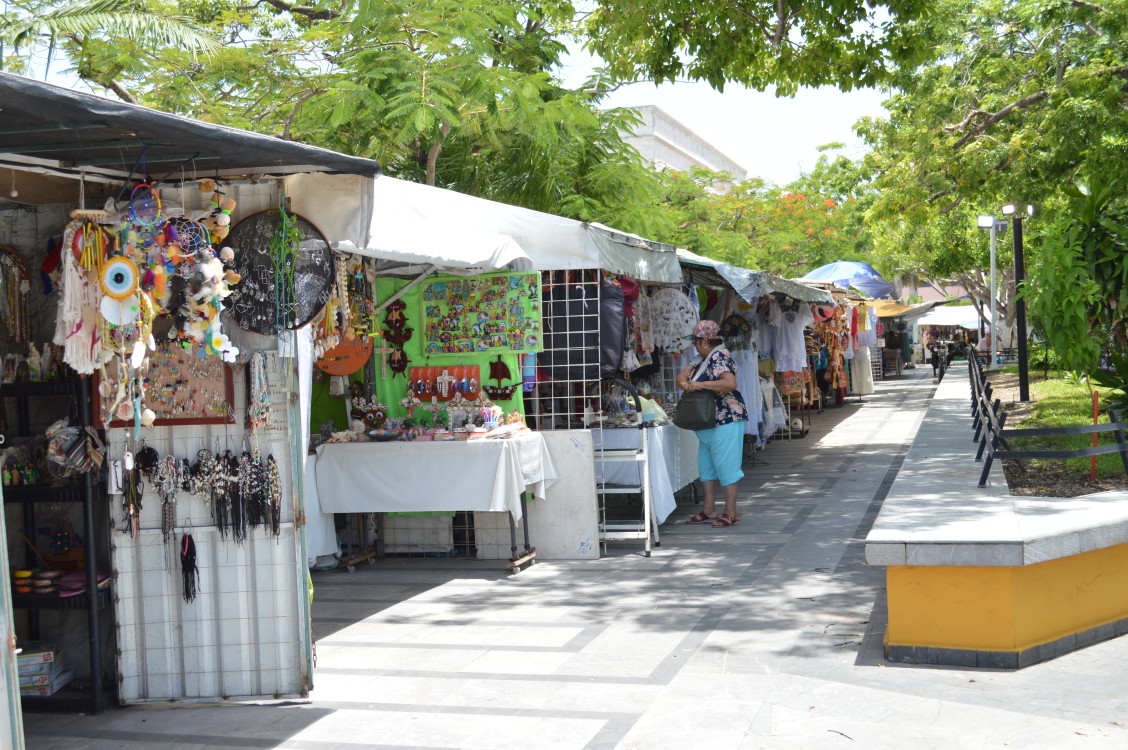 Artesanos desconocen la fecha en que concluirá el Mercado de Artesanías