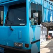 Portugal convierte autobuses en baños móviles para la gente sin hogar