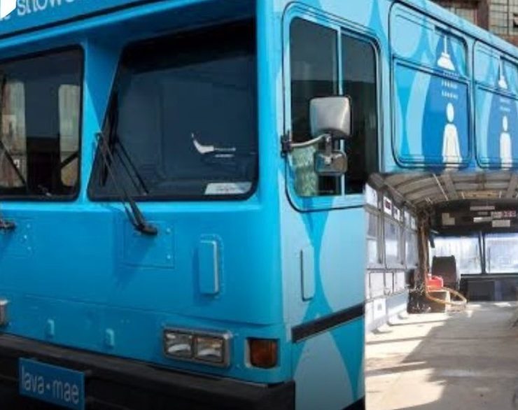 Portugal convierte autobuses en baños móviles para la gente sin hogar