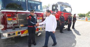 Bomberos y paramédicos celebran su vocación y compromiso durante la entrega de reconocimientos presidida por el Gobernador Díaz Mena.