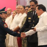 Díaz Mena honra labor de bomberos y paramédicos en ceremonia especial