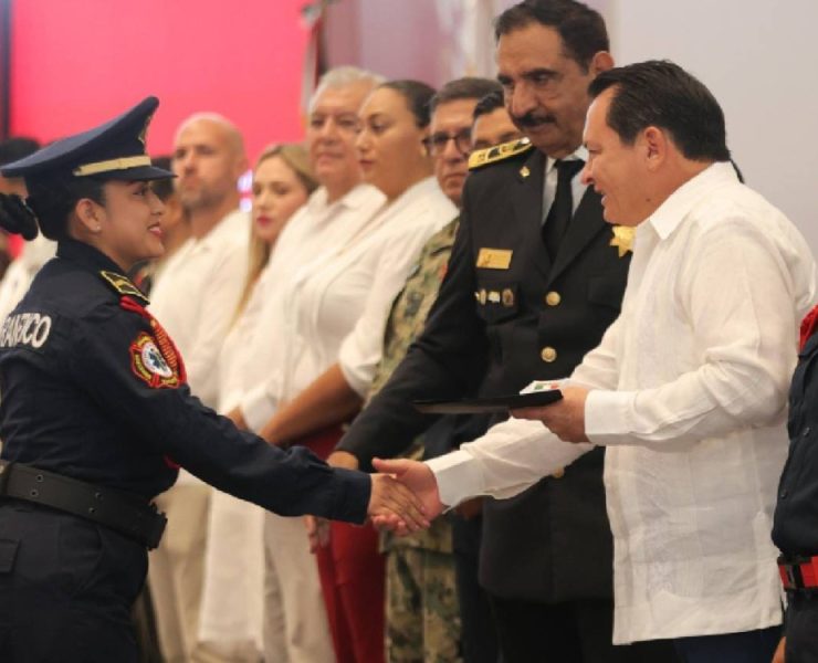Díaz Mena honra labor de bomberos y paramédicos en ceremonia especial