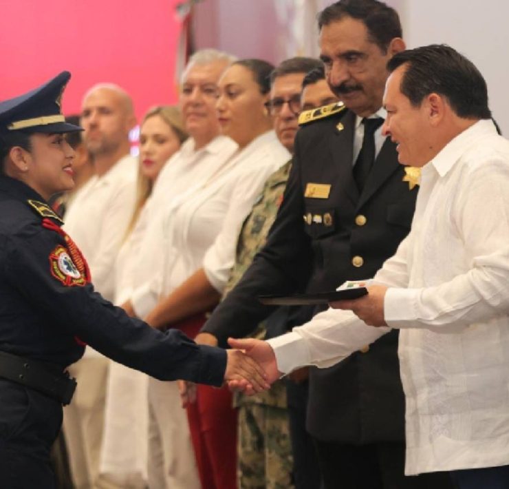 Díaz Mena honra labor de bomberos y paramédicos en ceremonia especial