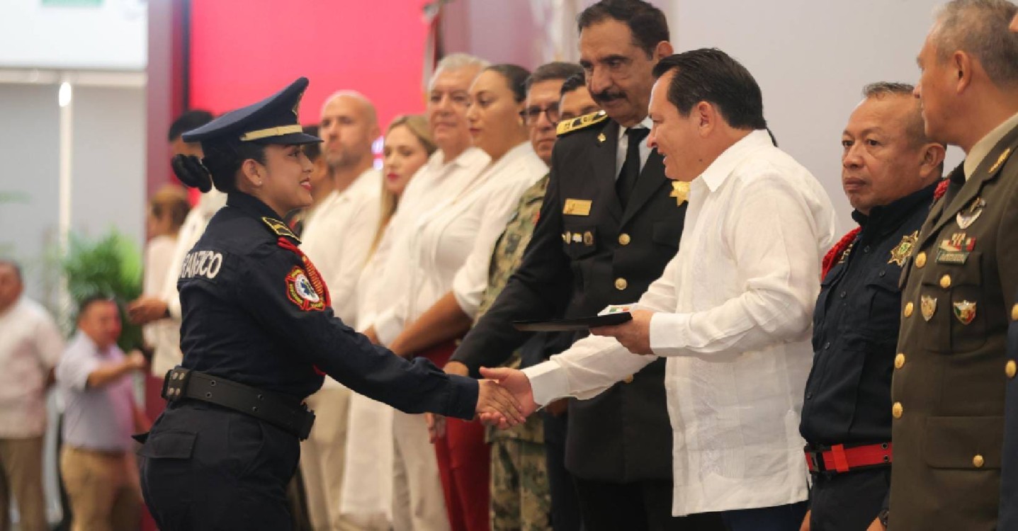 Díaz Mena honra labor de bomberos y paramédicos en ceremonia especial