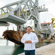 Díaz Mena visitó el buque de dragado en el Puerto de Progreso