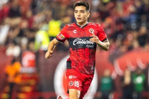 Gilberto Mora anoto dos goles ante las Chivas, en el inicio de la jornada 6 del fútbol mexicano y llega a tres dianas en el Apertura 2025.